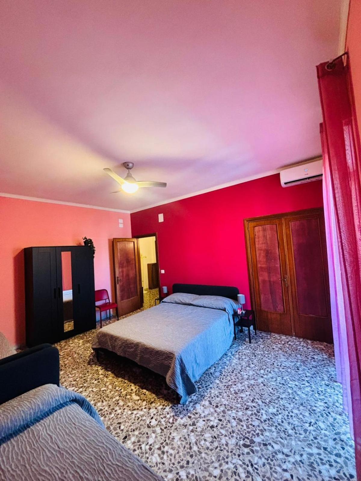 Matthias Central Rooms And Accomodation Bari Buitenkant foto